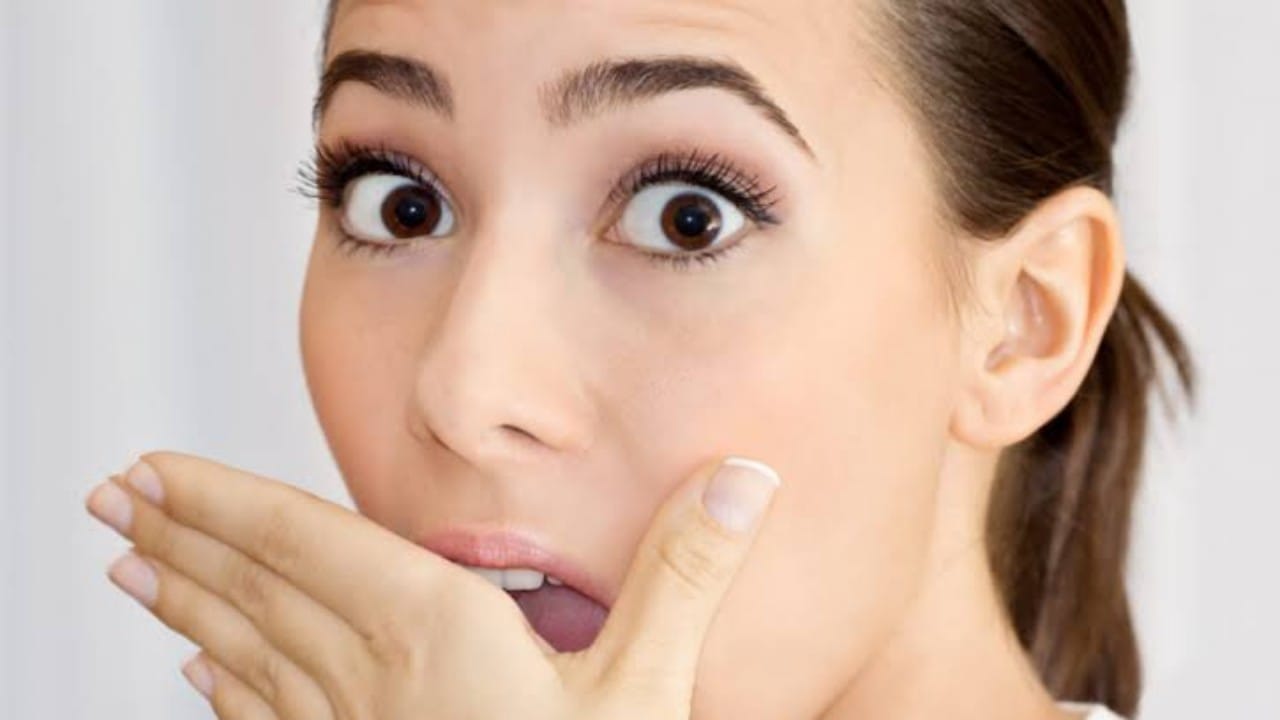 استشاري يكشف عن 8 أسباب لمرارة الفم