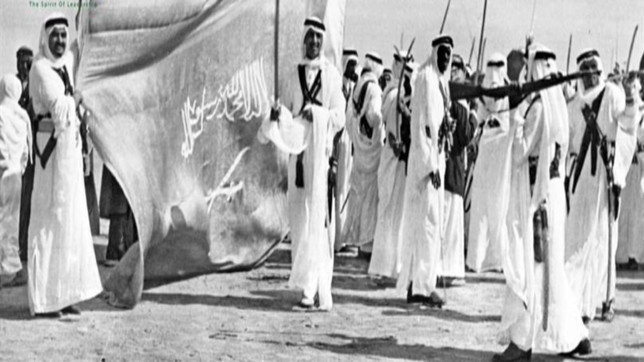 شاهد.. صورة نادرة لخادم الحرمين والملك فهد بجوار العلم السعودي قبل 70 عاماً 