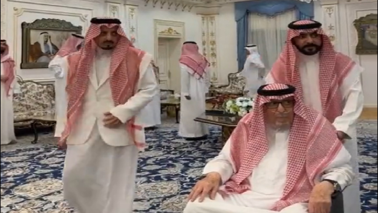شاهد.. الأمير عبدالله بن خالد يستقبل المعزين في وفاة ابنته الأميرة أريج