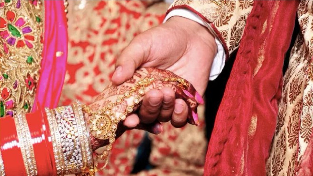 هندي يترك عروسه بسبب درجاتها في الاختبارات