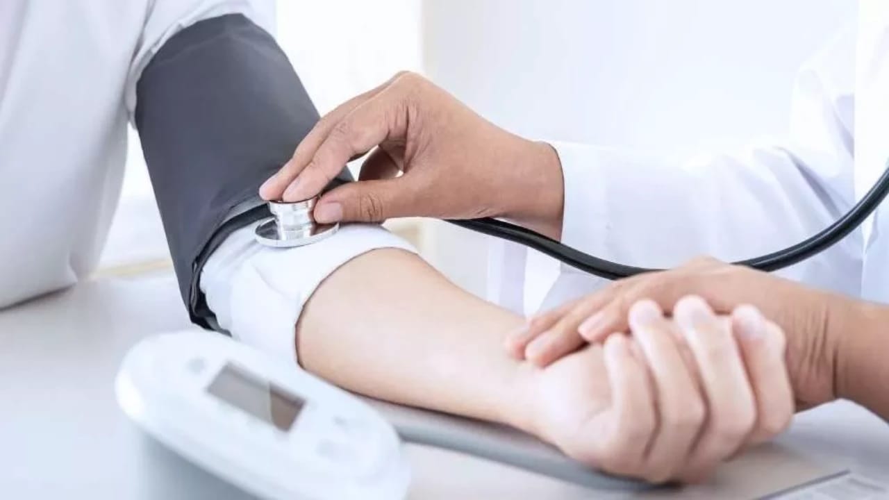 “الصحة” توضح أعراض ارتفاع ضغط الدم الخطيرة