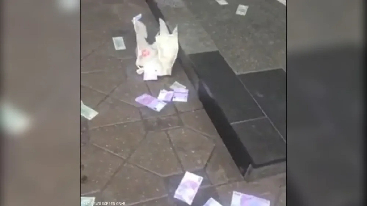 بالفيديو.. عامل روسي يلقي أموالاً جمعها من زلزال تركيا بعد مداهمة الشرطة