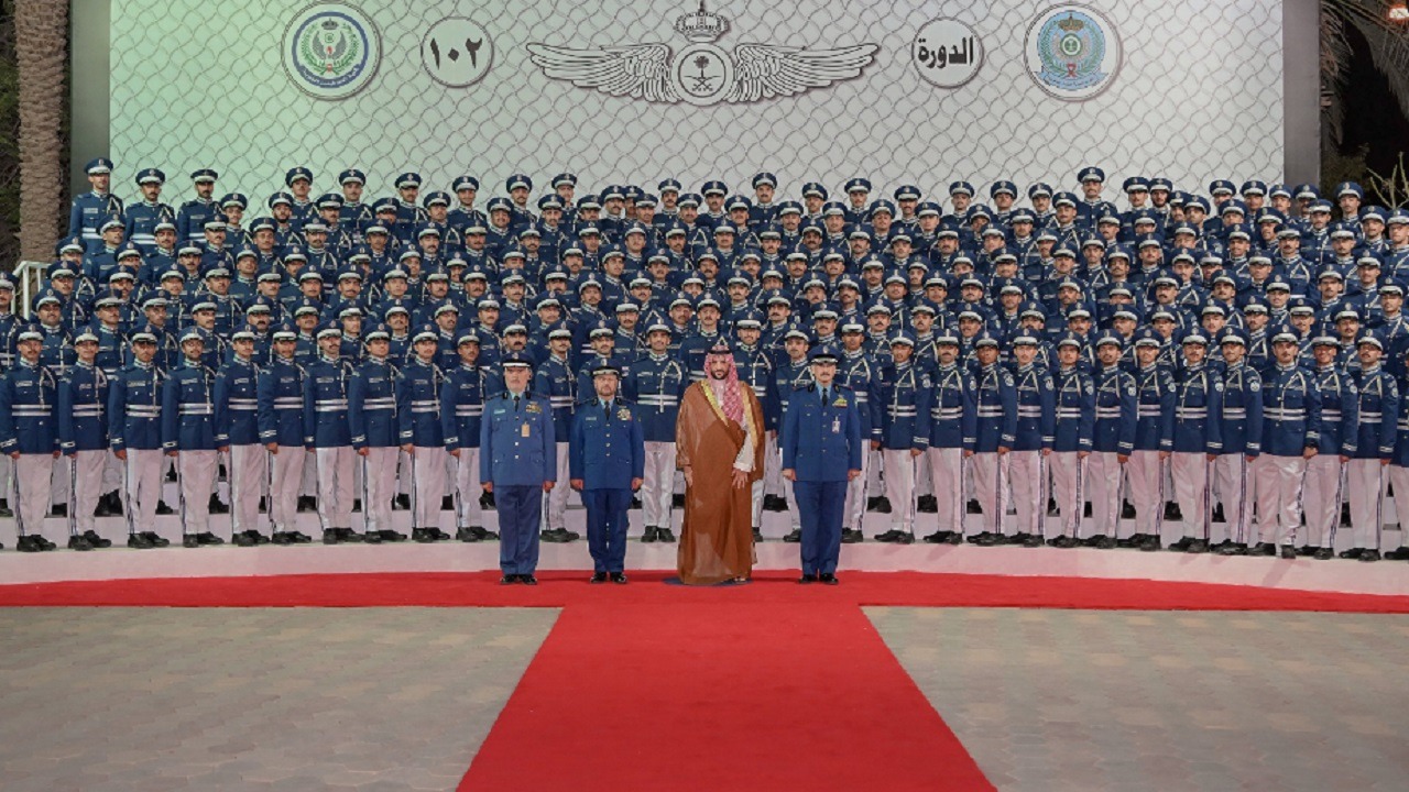 وزير الدفاع يشهد تخريج طلبة كلية الملك فيصل الجوية