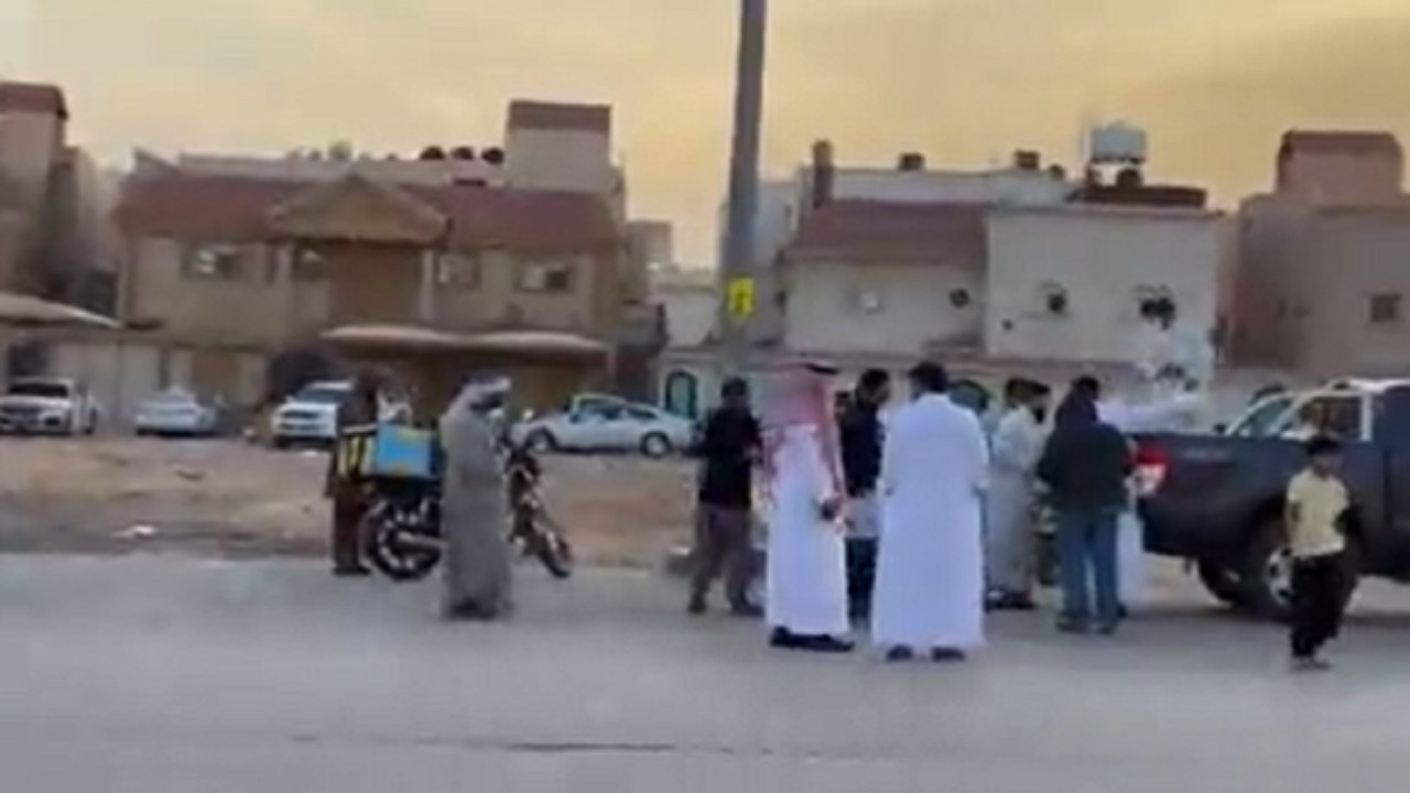 بالفيديو .. مواطن يوزع الإفطار على المارة داخل أحد أحياء الرياض