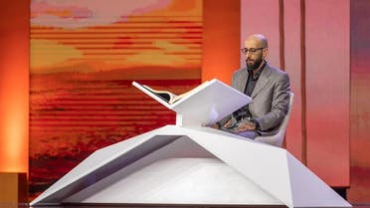 أمريكي يبهر الحضور بإتقانه تلاوة القرآن في “عطر الكلام”