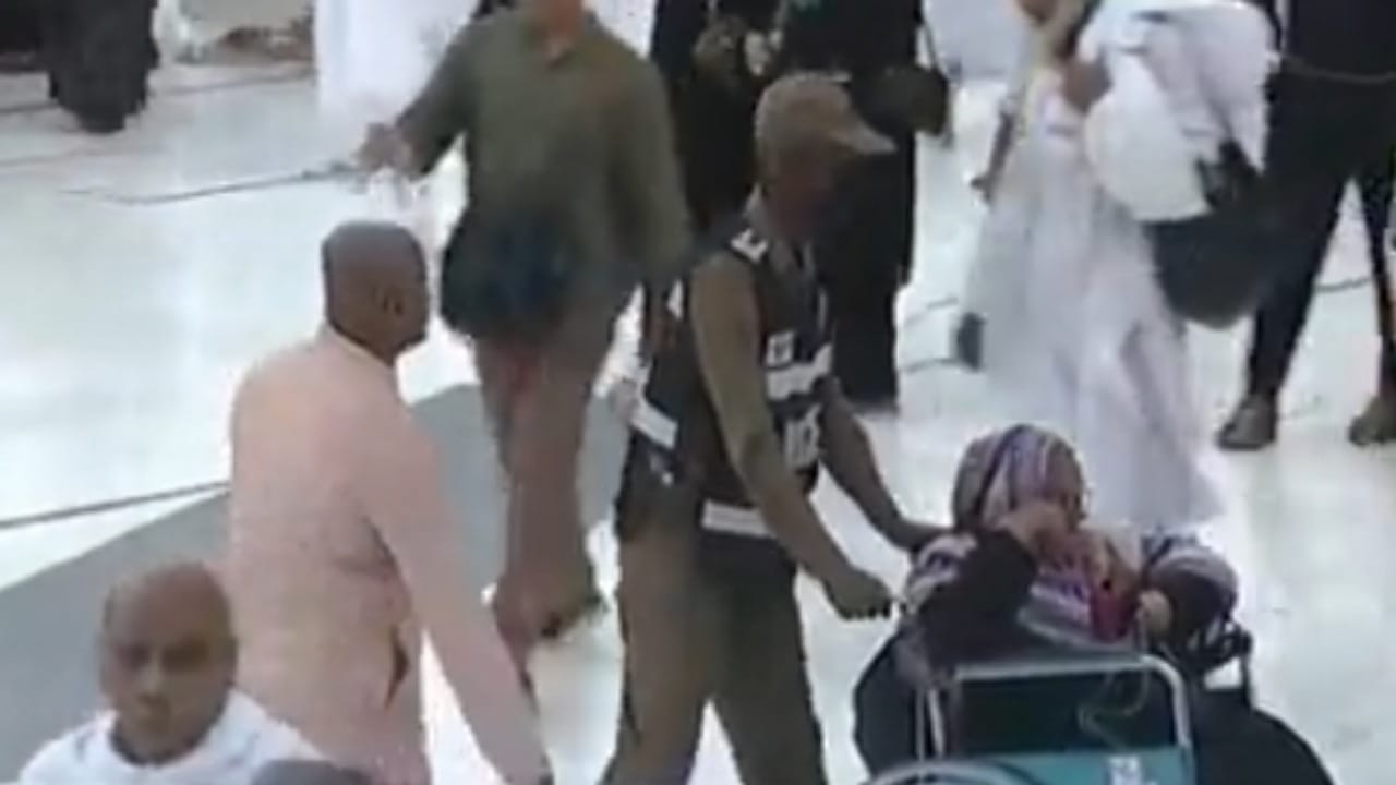 بالفيديو.. رجل أمن يساعد إحدى المعتمرات في ساحات الحرم المكي
