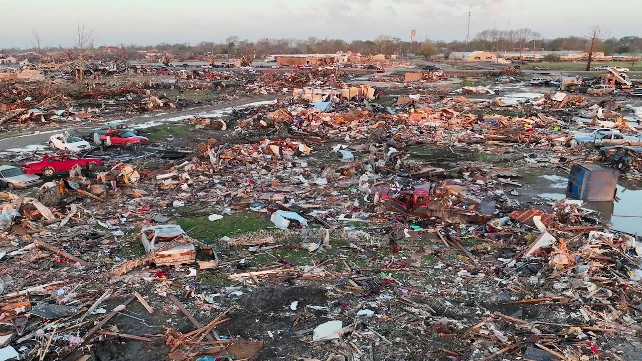 ارتفاع ضحايا إعصار أمريكا إلى 26 شخصاً..وبايدن يعلن &#8220;الطواريء&#8221;