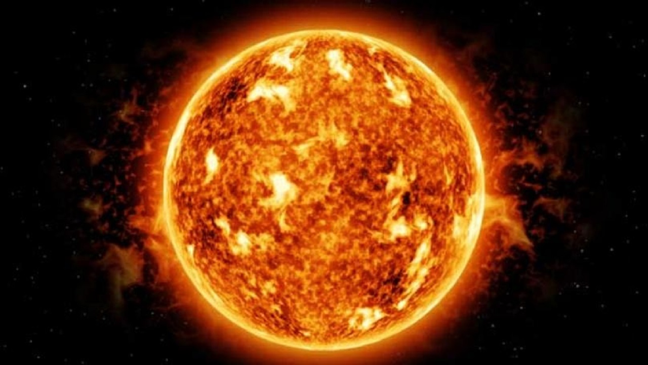 ظهور ثقب ضخم على سطح الشمس يهدد الأرض