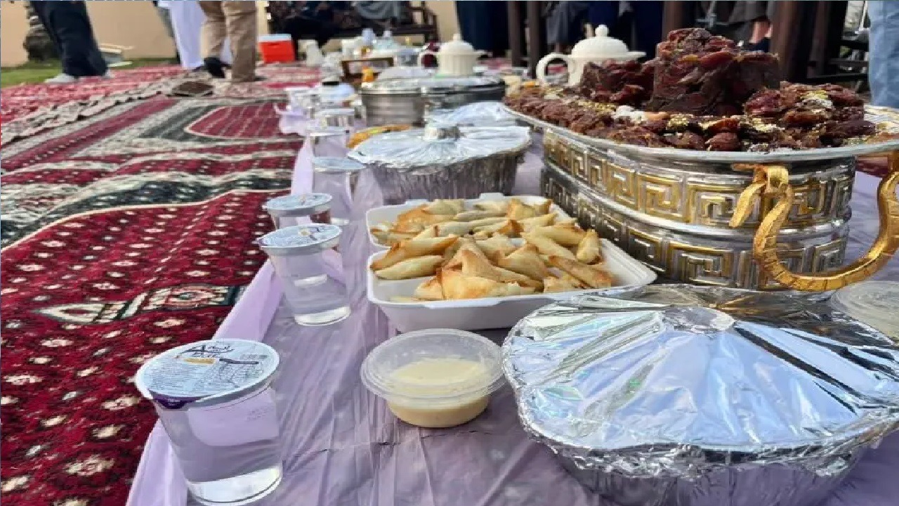 بالفيديو .. مواطن يقدم الإفطار للمسافرين في حائل منذ 10سنوات
