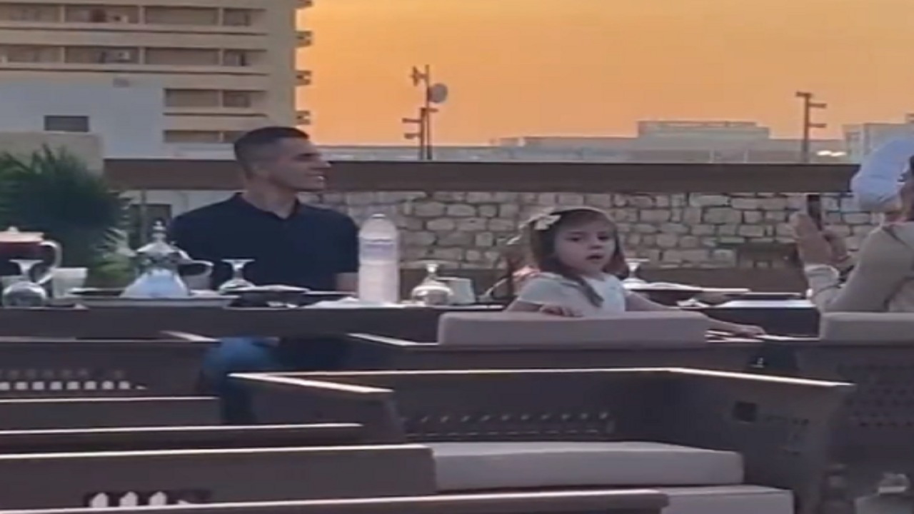 بالفيديو .. جروهي يزور جدة التاريخية برفقة عائلته