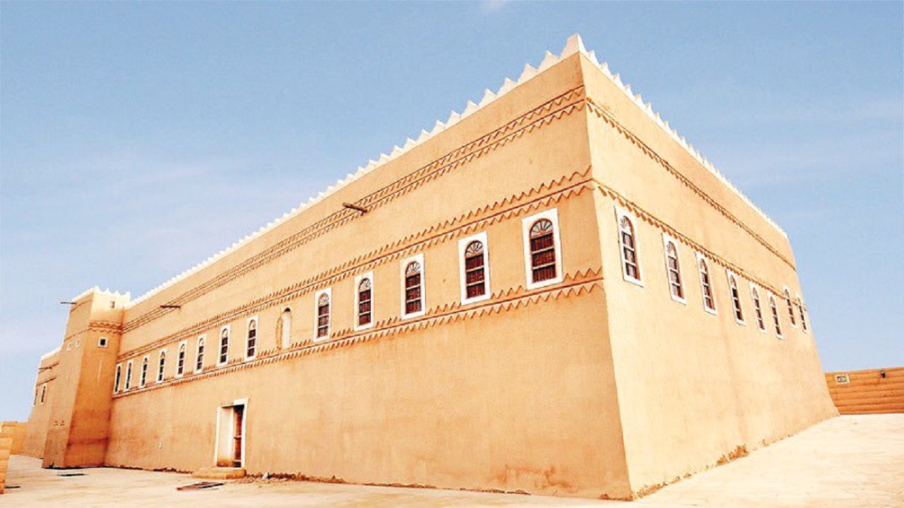 صورة تاريخية لقصر البديعة الذي كان الملك عبدالعزيز يقضي به فترة الصيف