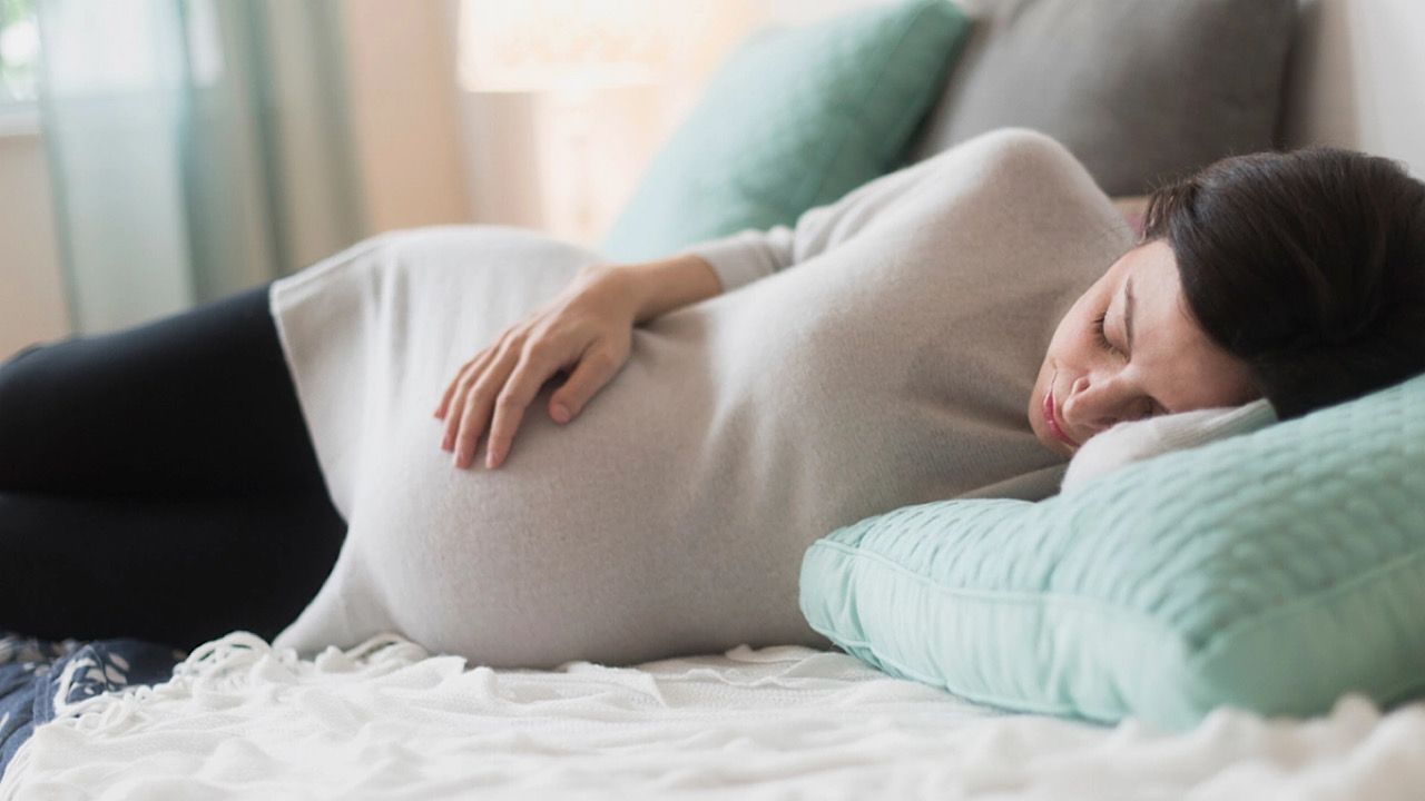 &#8220;دراسة&#8221; تؤكد أن إطفاء الأنوار والجوالات قبل النوم يجنبكِ سكري الحمل
