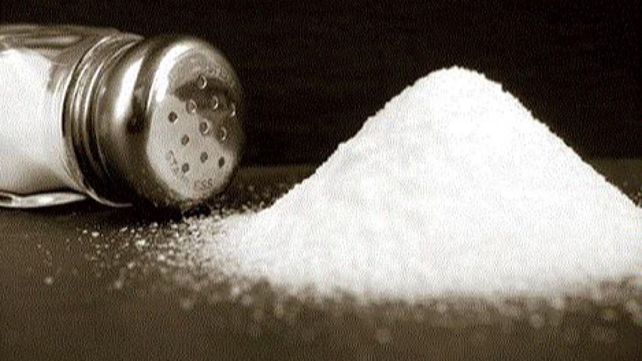 خبراء : الملح يشكل خطرًا كبيرًا على صحتنا