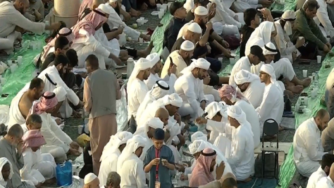 بالفيديو.. إفطار الصائمين في المسجد الحرام وسط أجواء روحانية