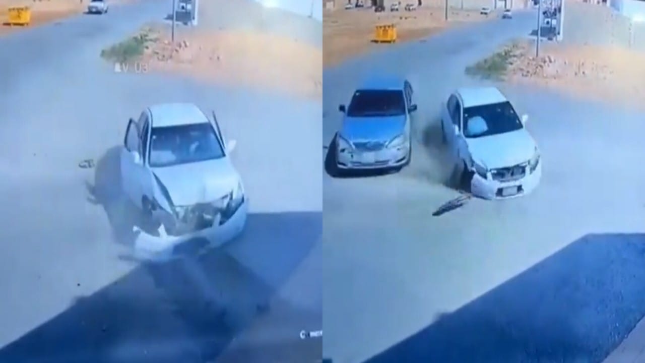 بالفيديو.. خطأ مزدوج من سائقي مركبتين يتسبب في تصادمهما