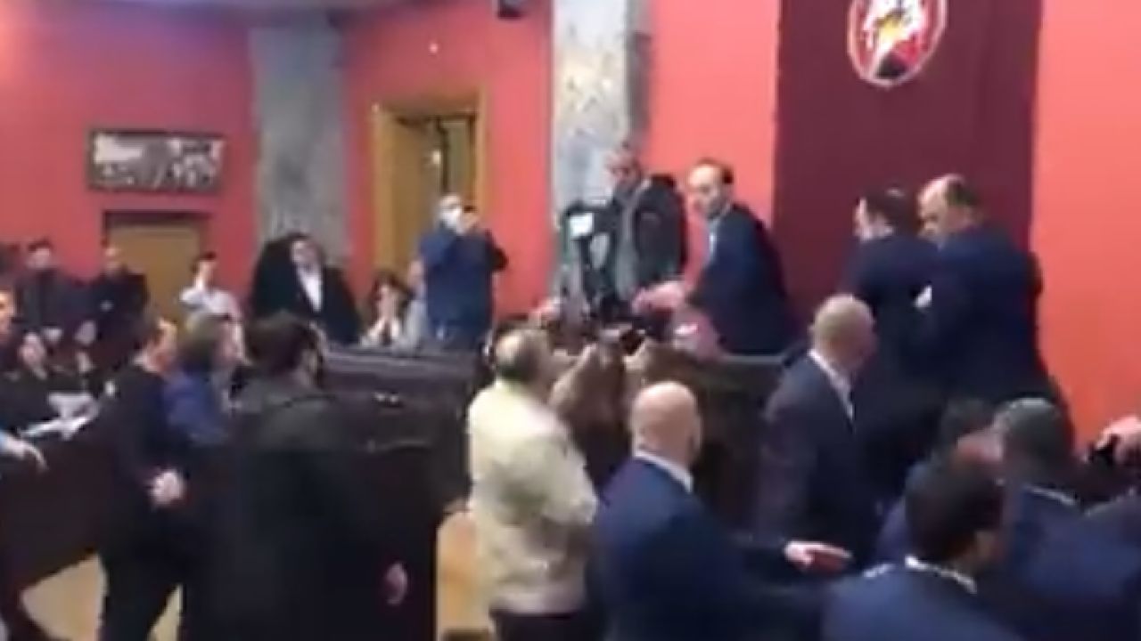 بالفيديو.. شجارًا عنيفًا بين نواب البرلمان الجورجي حول الوكلاء الأجانب