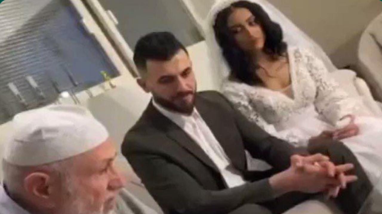 بالفيديو.. شاب يتزوج كويتية مقدمًا كيلو ذهب مقدم عقد الجواز ومليار دينار