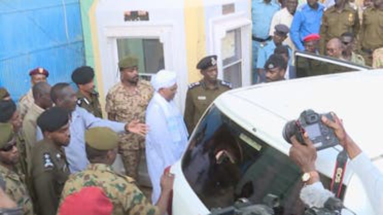 فيديو للبشير خارج السجن يثير ضجة بين السودانيين