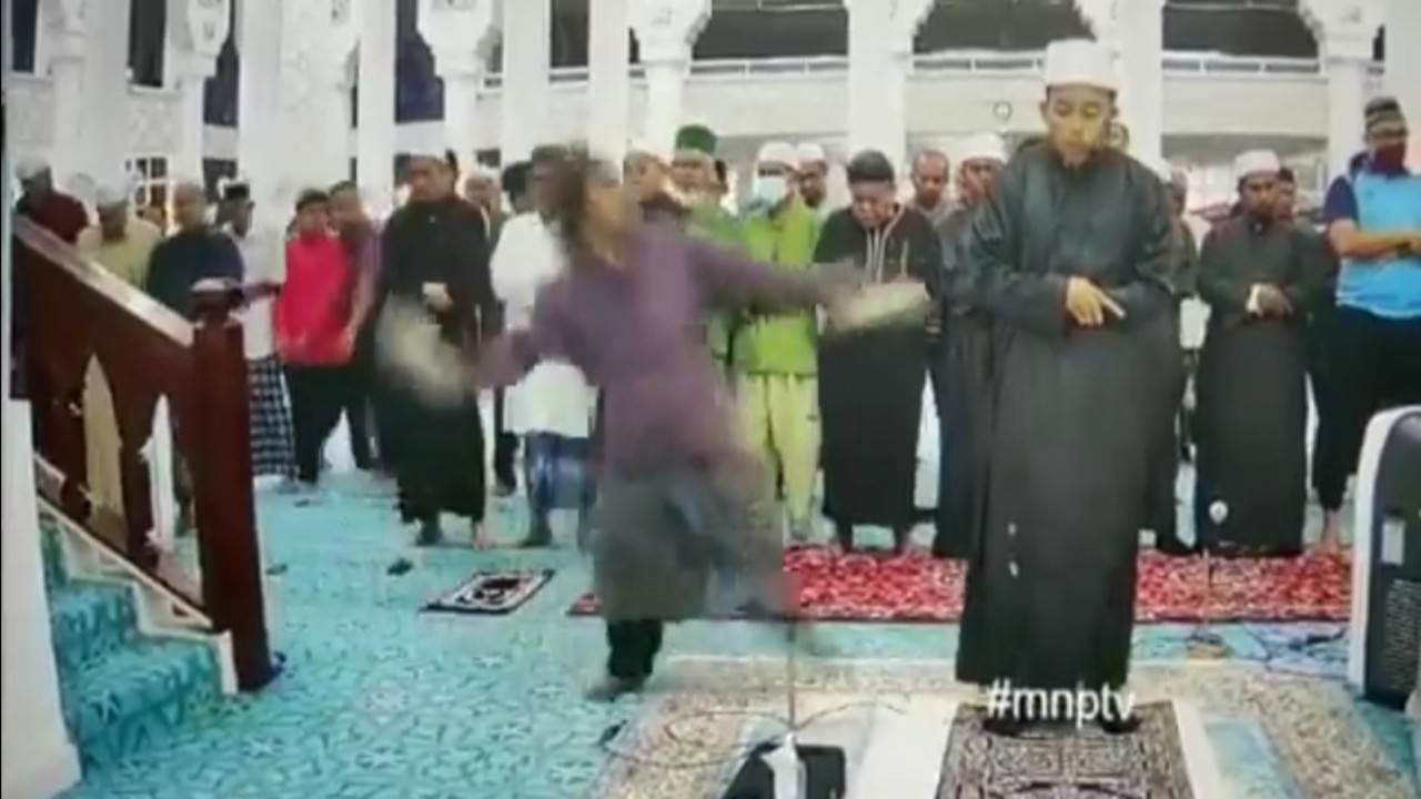 شاهد.. شخص يعتدي على إمام مسجد بالحذاء أثناء الصلاة