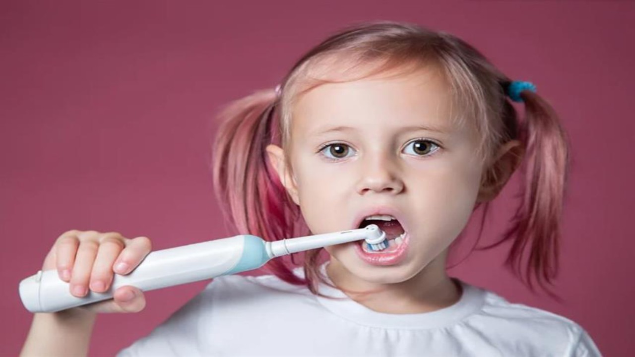 &#8220;مجلس الصحة&#8221; يوضح الفرق بين فرشاة الأسنان اليدوية والكهربائية في الفعالية