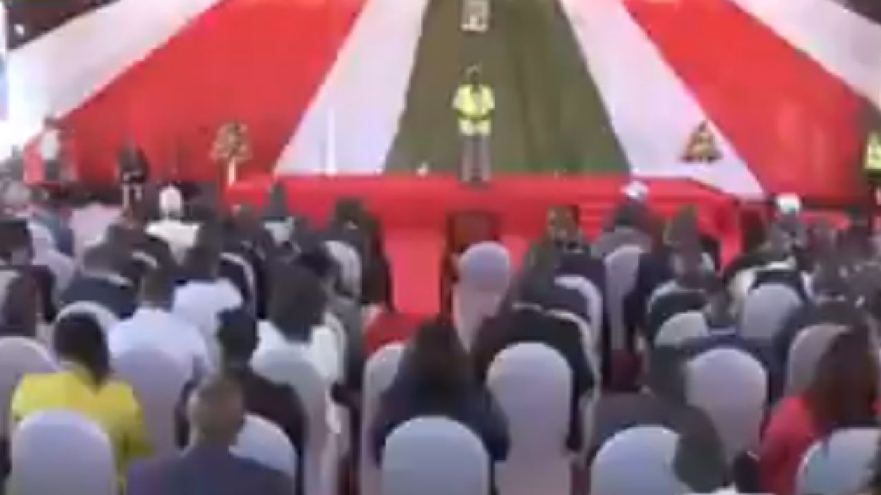 في موقف نبيل.. رئيس كينيا يوقف خطابه أمام الحضور احترامًا للأذان (فيديو)