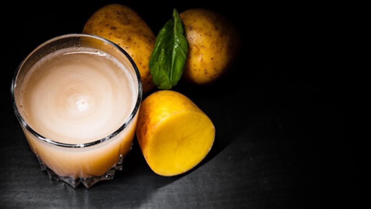 “الأطباء” تنفي الشائعة المتداولة عبر TikTok: عصير البطاطس لا يعالج التهاب الحلق