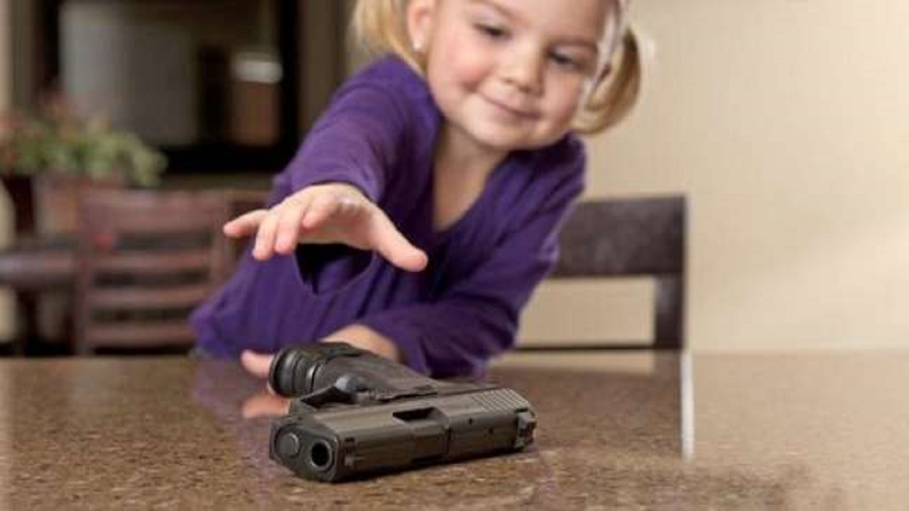 طفلة بعمر الـ 3 سنوات تقتل شقيقتها بالرصاص