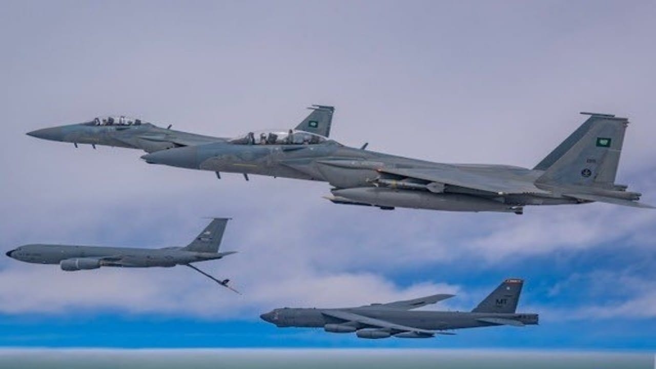 بالصور.. طائرتا القوات الجوية «ف -15 إس أي» تُرافقان قاذفة القنابل الإستراتيجية الأمريكية «بي-52»