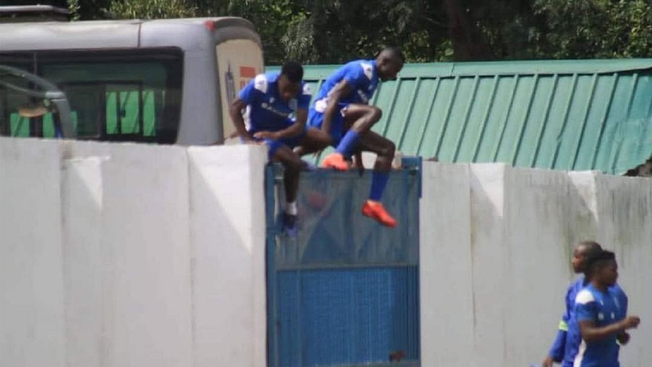 صور..لاعبو فريق زامبي يقفزون على سور الملعب خوفًا من السحر!