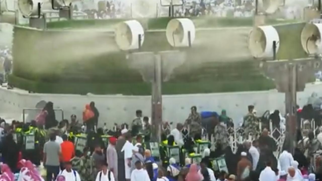 بالفيديو.. ممرات ⁧‫المسجد الحرام‬⁩ بعد تشجير مجموعة من جسور وأعمدة الحرم المكي