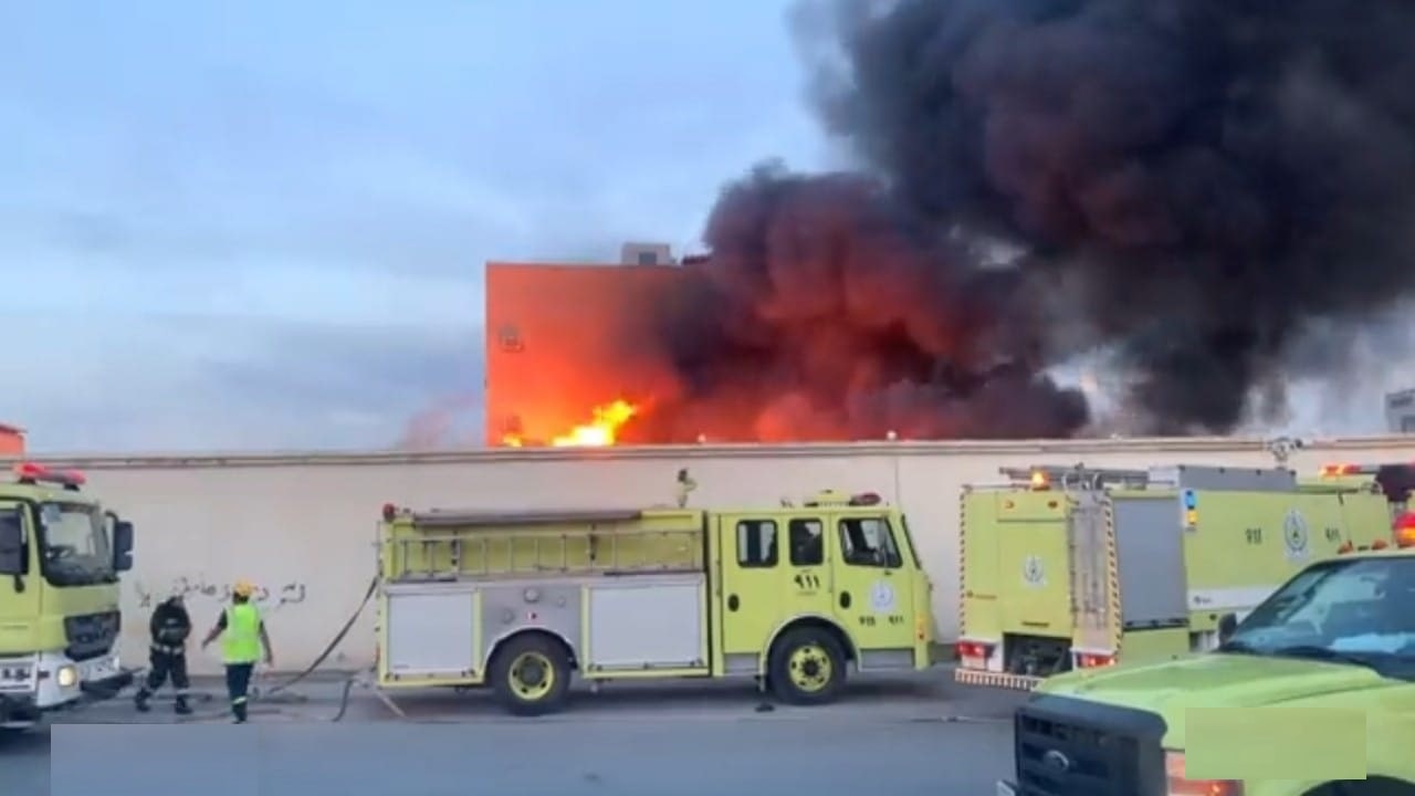 بالفيديو.. اندلاع حريق هائل في أحد المنازل بالرياض