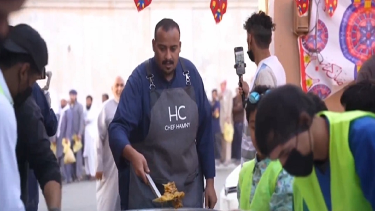 بالفيديو .. طاه يتطوع بإعداد وجبات الإفطار للصائمين بالرس