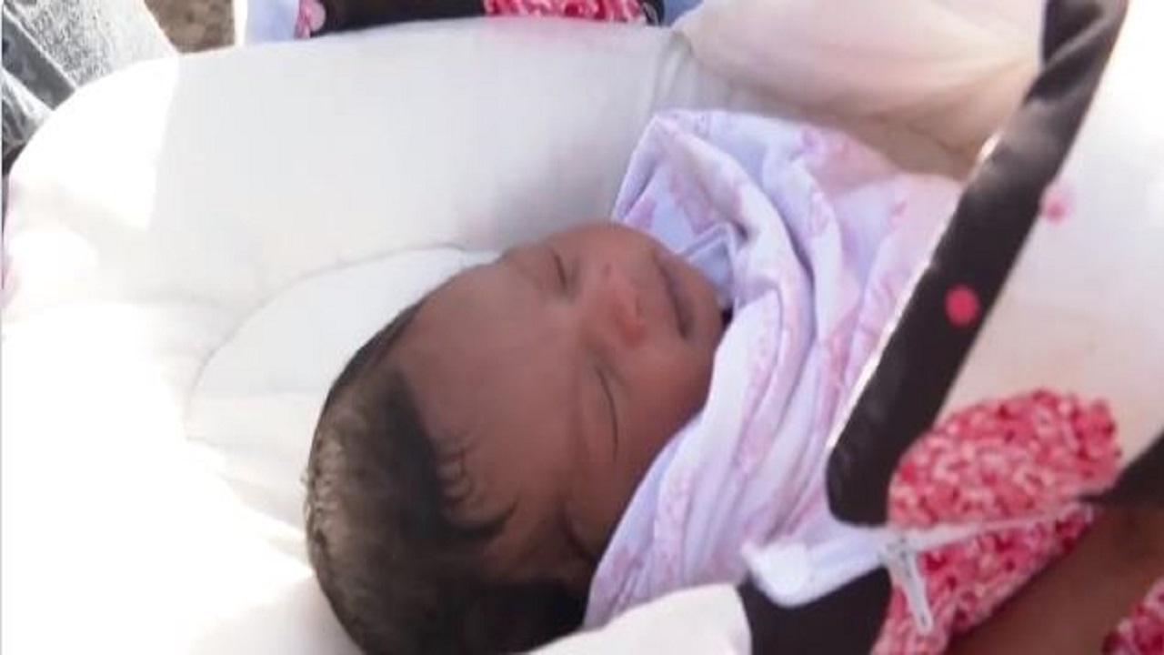 فيديو..أصغر ناجية تم إجلاؤها من السودان تصل إلى المملكة