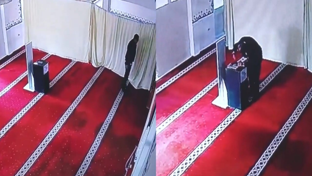 بالفيديو.. لحظة قيام لص بسرقة أموال التبرعات من داخل مسجد