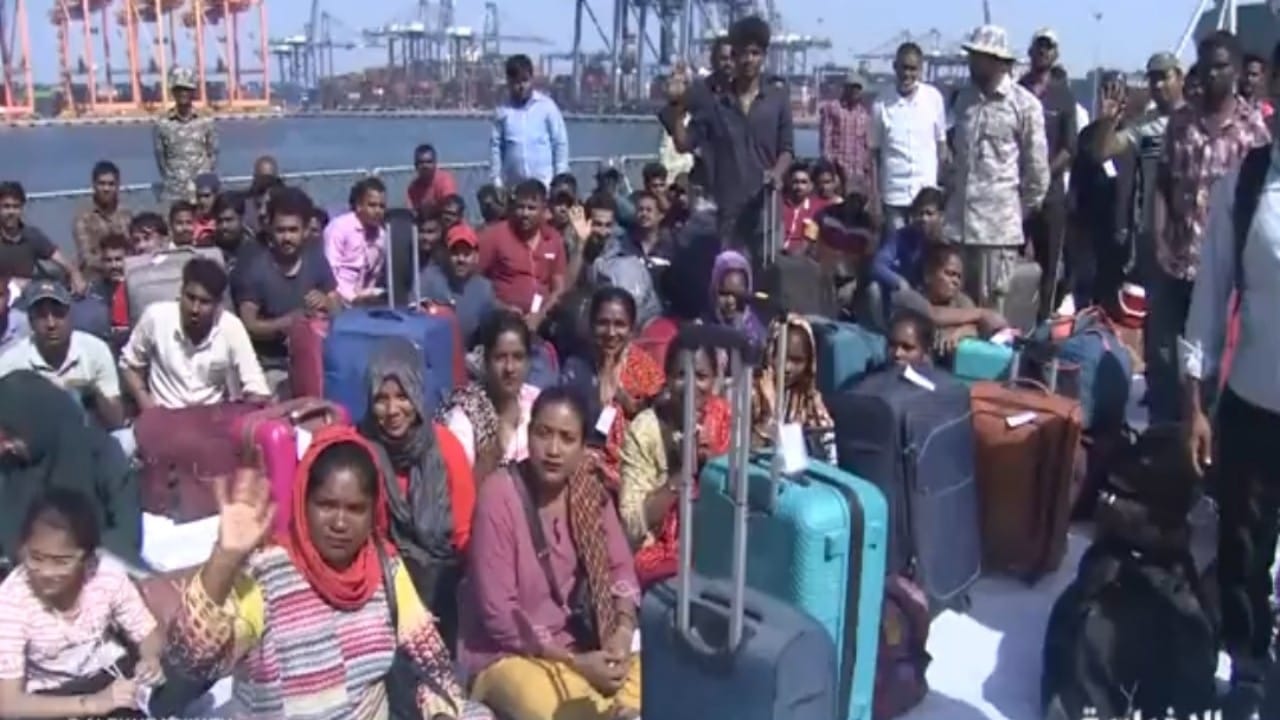 بالفيديو.. ركاب السفينة الهندية يصلون إلى ميناء جدة الإسلامي