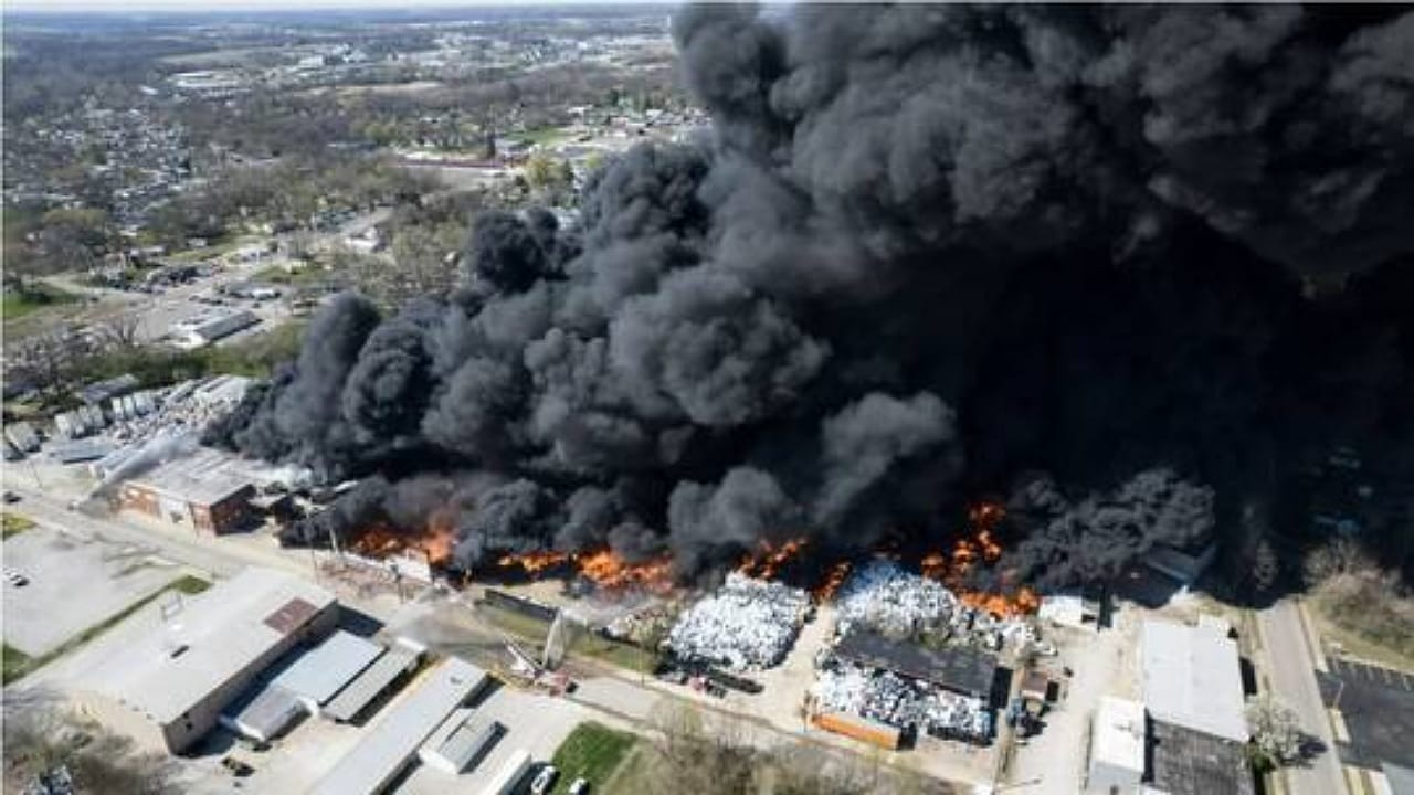 بالفيديو .. حريق هائل في مصنع في أمريكا وإخلاء السكان