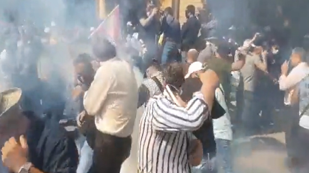 بالفيديو .. إطلاق غاز مسيل للدموع لتفريق متظاهرين في بيروت