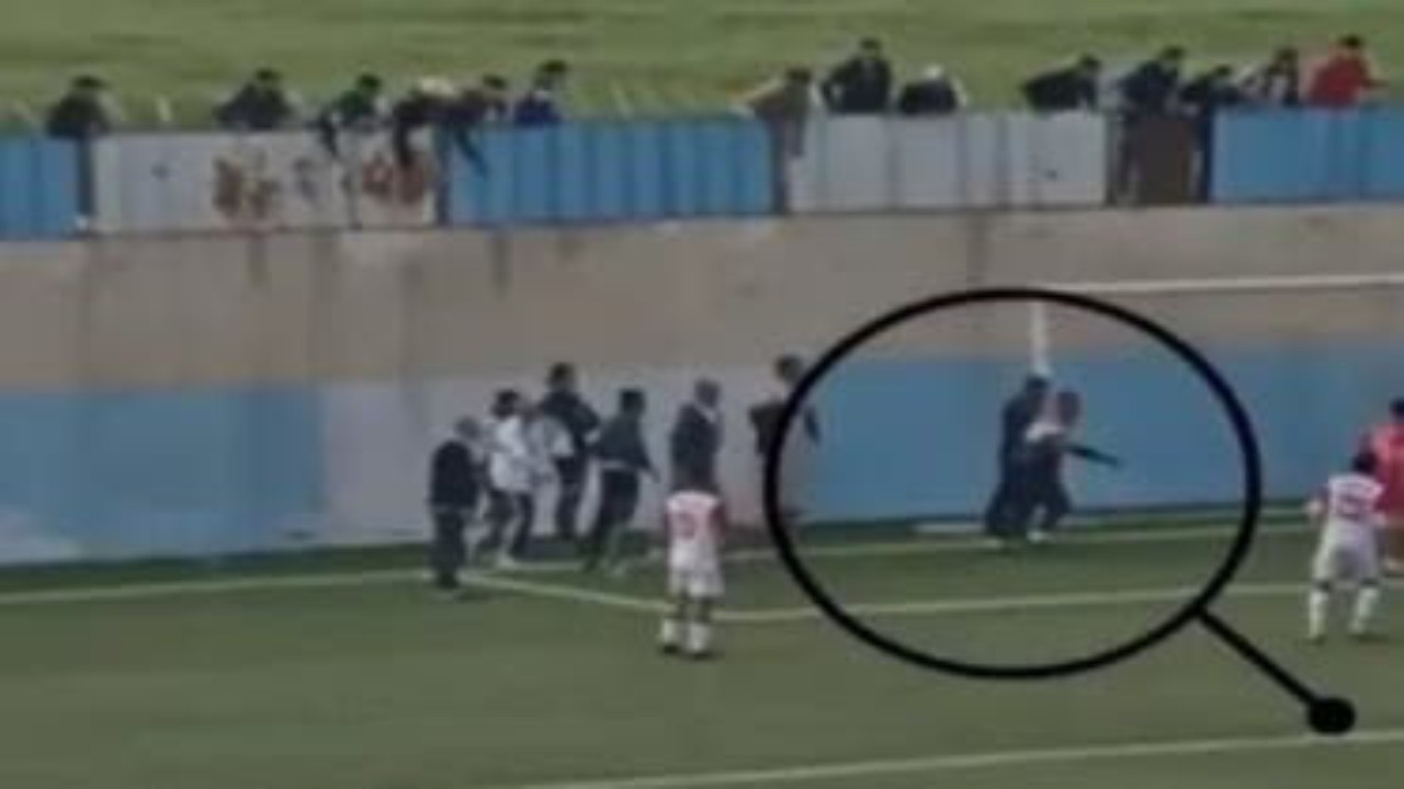 مشهد طريف لمشجع يقتحم الملعب ويسجل هدفًا خلال مباراة في الجزائر