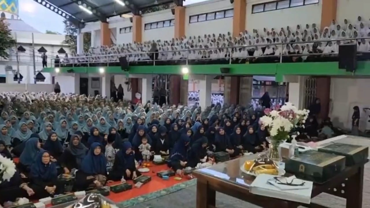 بالفيديو.. 6 آلاف طالب وطالبة في إندونيسيا يرددون هتافات: شكرًا للملك سلمان