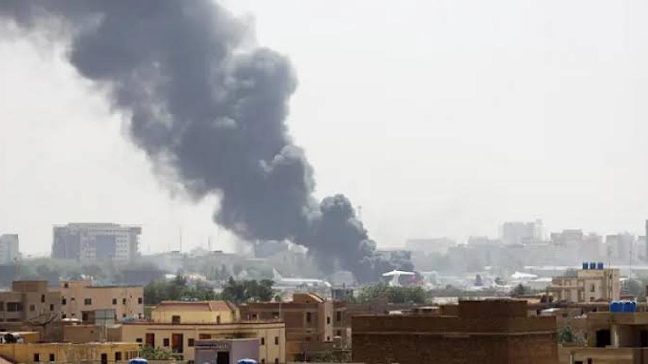 فرنسا تبدأ عملية إجلاء مواطنيها من السودان بسبب المعارك العنيفة