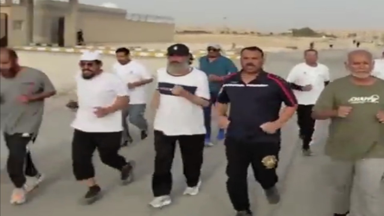 شاهد.. مجموعة من كبار السن يمارسون رياضة الجري بأحد أحياء الرياض