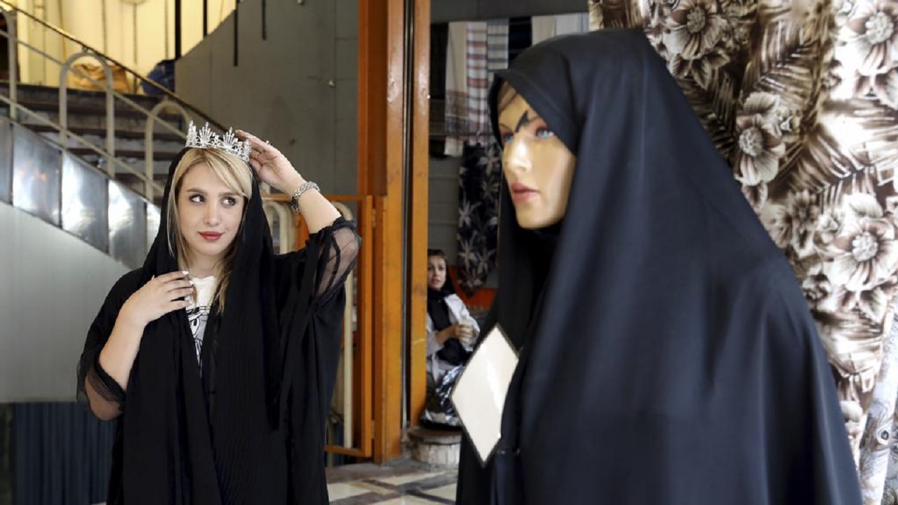بسبب الحجاب..إغلاق 150 مؤسسة تجارية في إيران