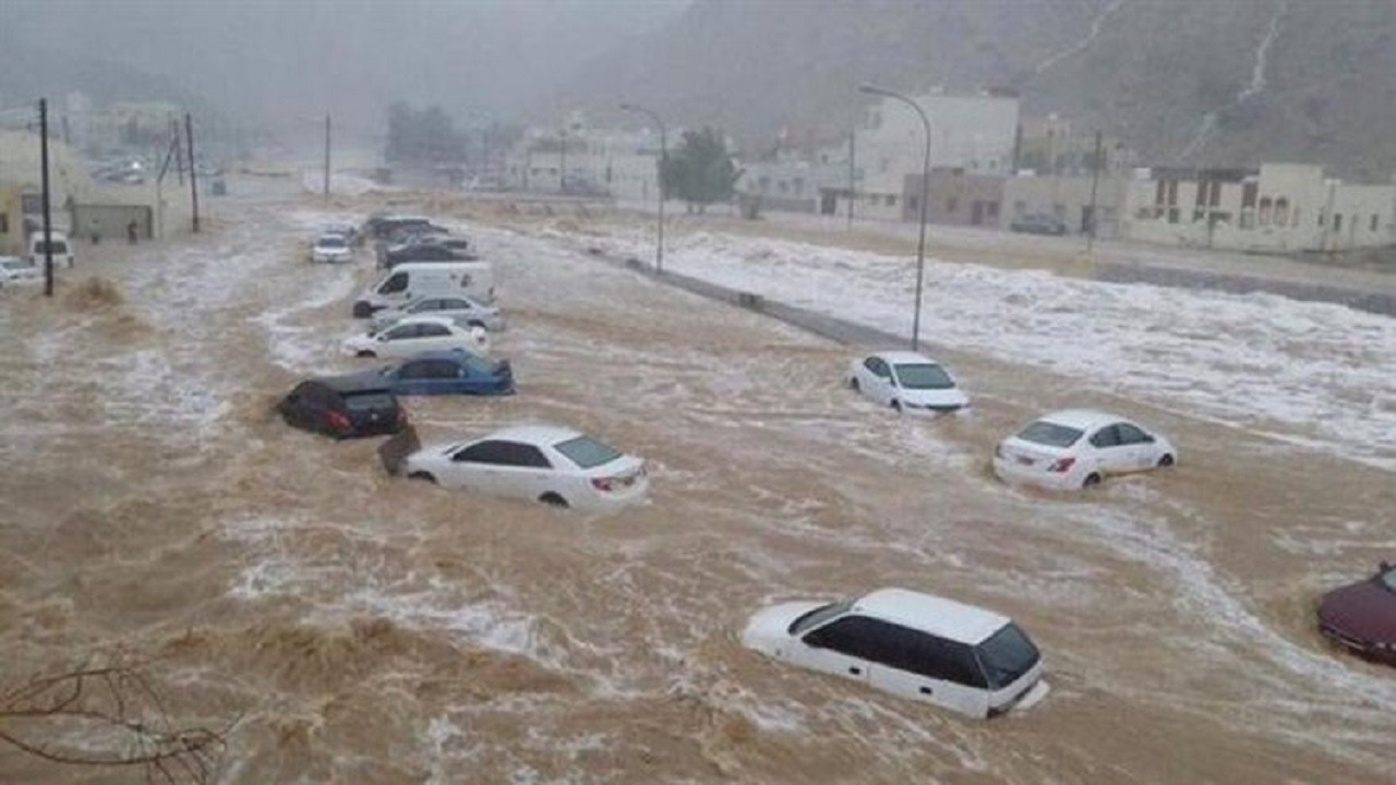 فيديو.. السيول تجرف السيارات في سلطنة عمان