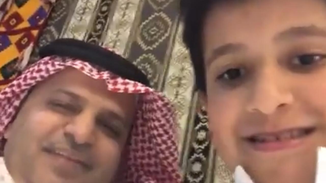 بالفيديو.. ‬⁩ مسلي آل معمر يعِد طفل نصراوي بالتفكير في جلب ميسي للنصر