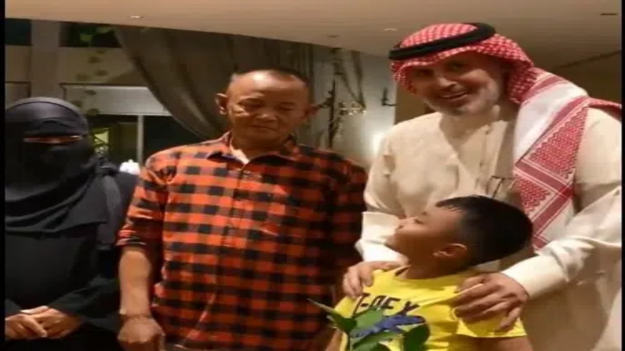 شاهد.. عائلة سعودية تودع أسرة إندونيسية عملت لديهم لمدة 33 عامًا باحتفال مبهج