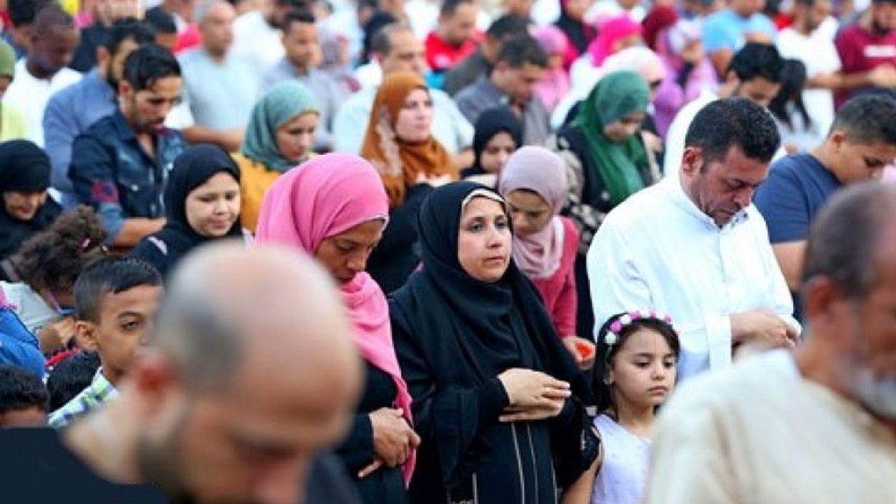 صلاة النساء بجانب الرجال تثير الجدل في مصر
