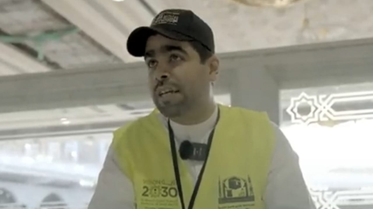 بالفيديو.. قصة متطوع لخدمة زوار المسجد الحرام منذ 12 عاما