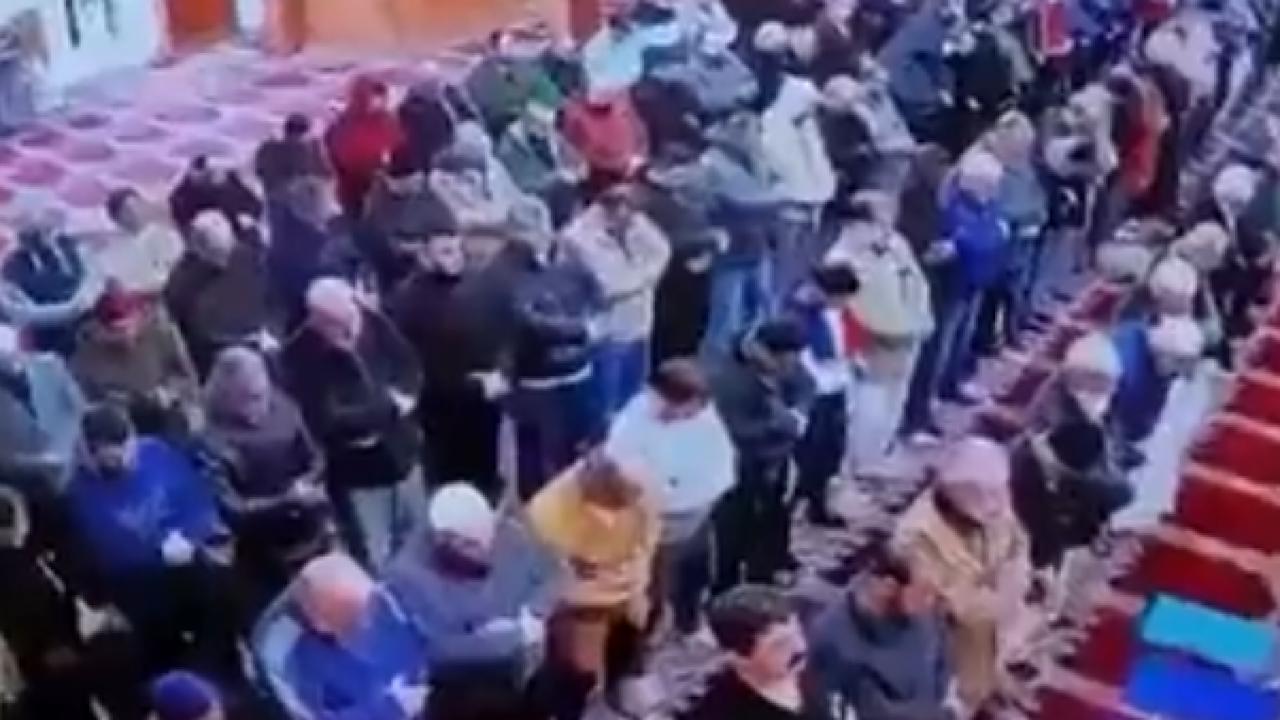 بالفيديو.. شخص يطعن إمام مسجد أثناء السجود ويحاول الفرار