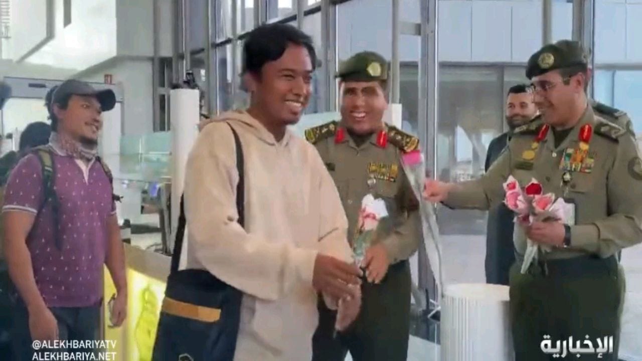بعد إجلائهم من السودان.. مدير الجوازات يودع 75 إندونيسيًّا بالورود