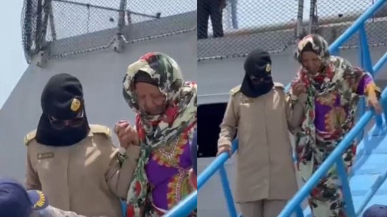 شاهد .. مجندة سعودية تساند سيدة لدى وصولها على متن سفينة إجلاء فرنسية